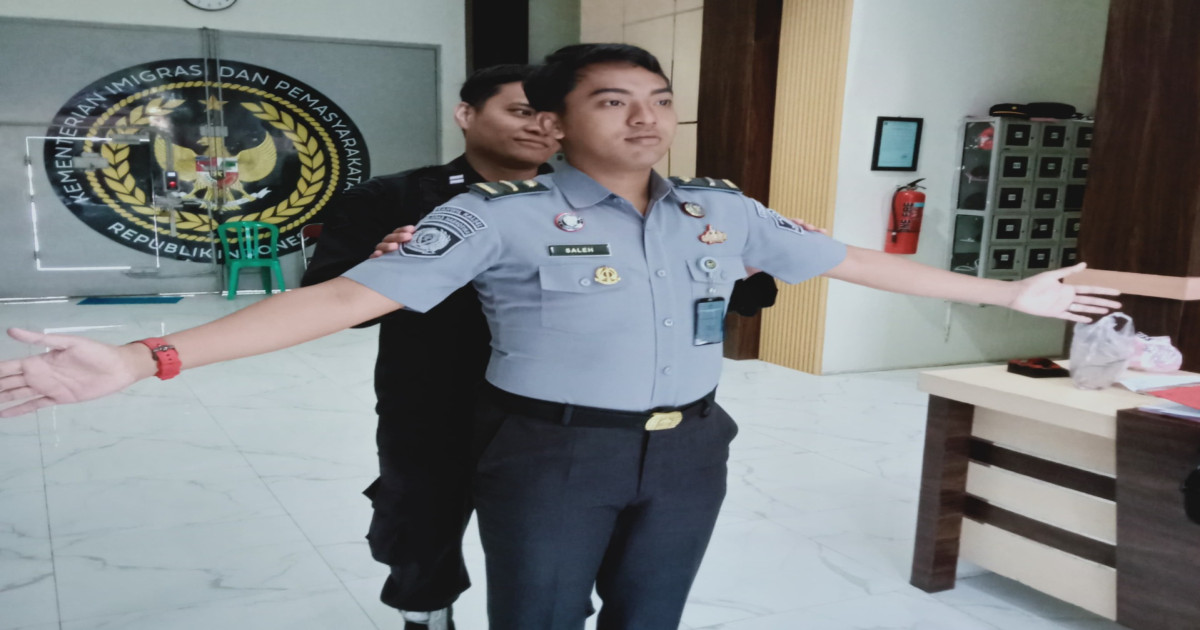 Perkuat Pengawasan Internal, Petugas P2U Lapas Narkotika Karang Intan Lakukan Penggeledahan terhadap Petugas dan Barang Bawaan