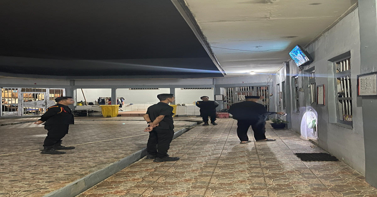 Kalapas Troling Malam Pastikan Keamanan Lapas Narkotika Karang Intan Tetap Kondusif