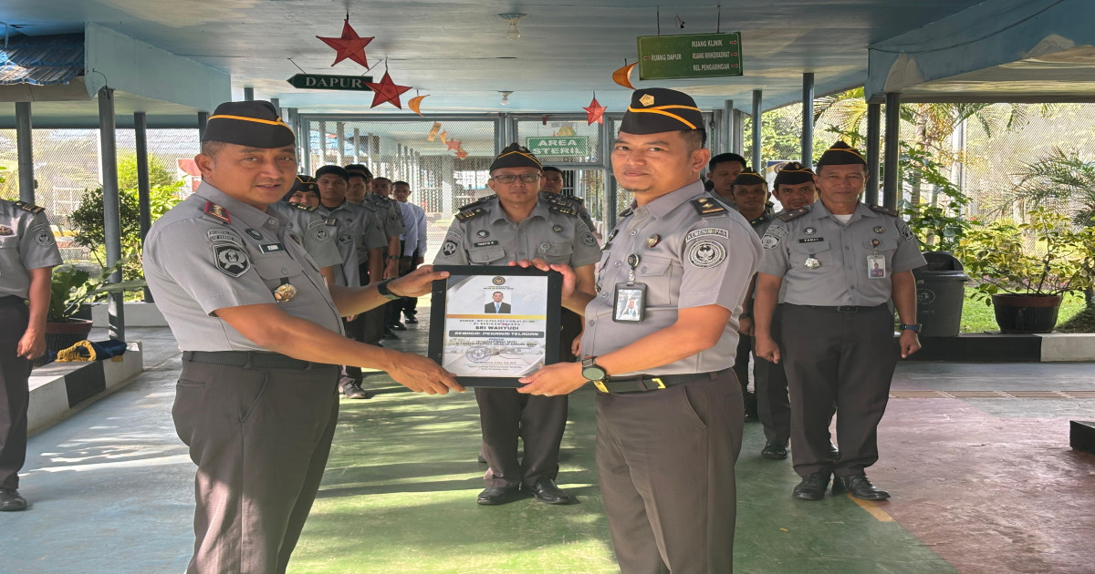 Apresiasi Kinerja, Lapas Narkotika Karang Intan Serahkan Penghargaan Kepada Pegawai Teladan