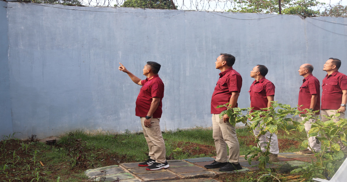 Kalapas Narkotika Karang Intan Kontrol Langsung Tembok Keliling dan Branggang SAE, Pastikan Keamanan dan Kesiapsiagaan Petugas