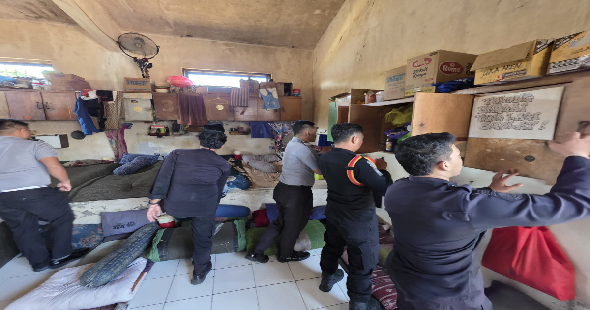 Dukung Pembinaan Aman, Lapas Narkotika Karang Intan Laksanakan Razia Humanis pada Blok Hunian