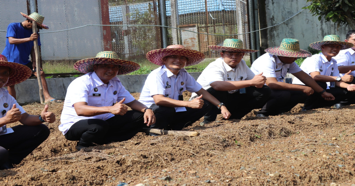 Wujudkan Lapas Produktif, Lapas Narkotika Karang Intan Tanam Bibit Kangkung untuk Perkuat Program Ketahanan Pangan